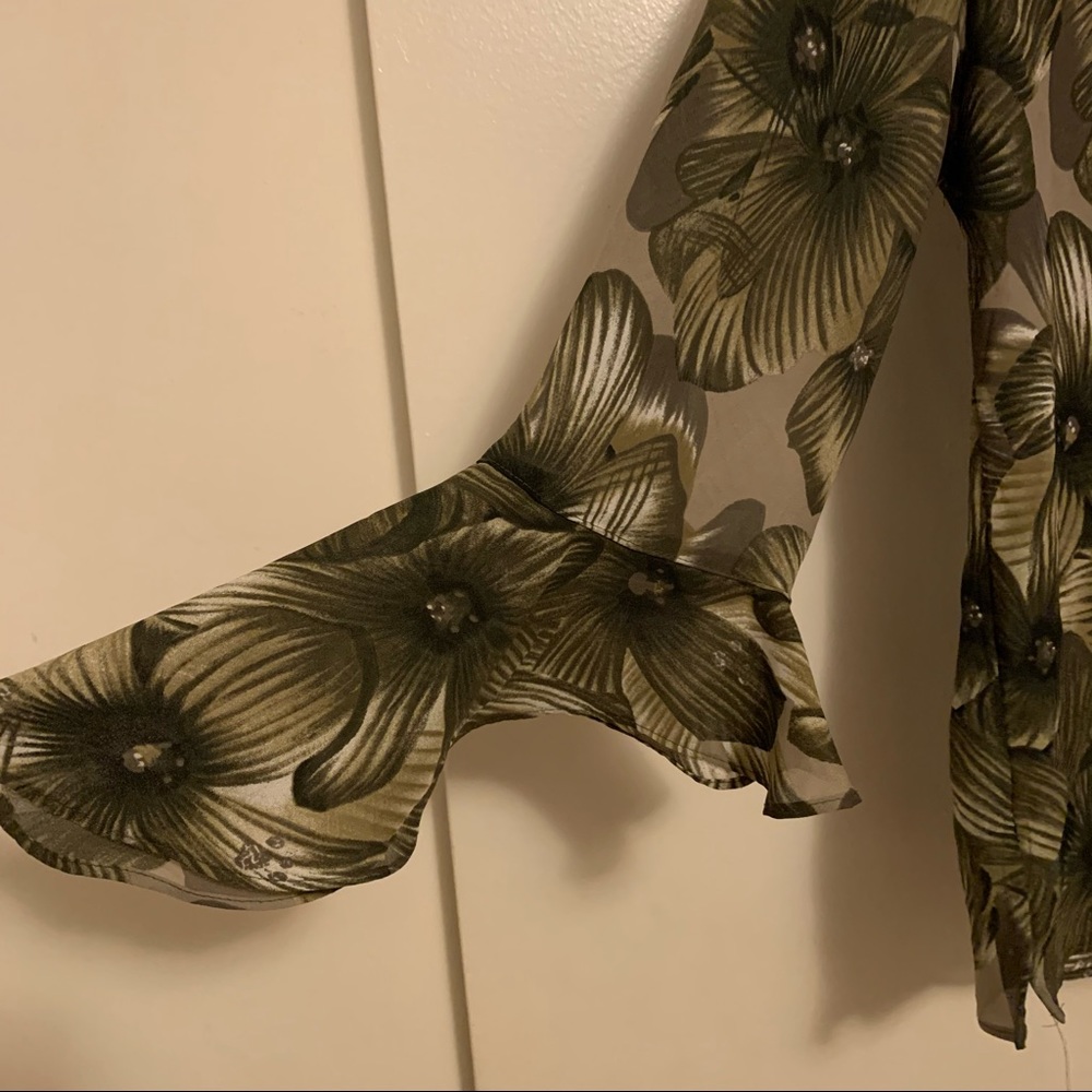 Green floral bell sleeve top - Picture 3 of 3
